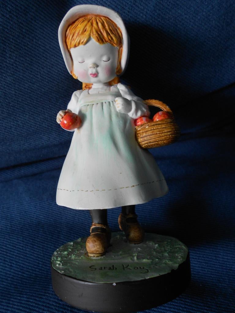 Sarah Kay beeldje meisje met appels, Ophalen, Gebruikt, Mens