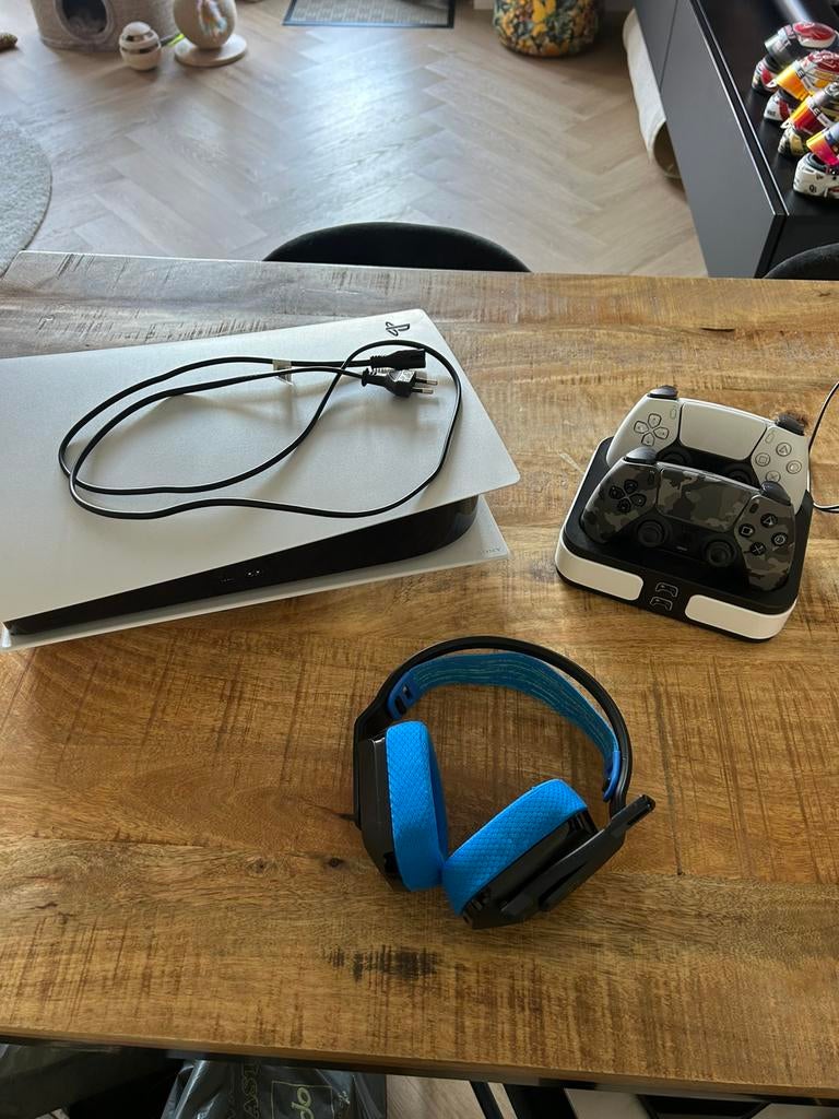 PlayStation 5 + 2 Controllers + Charging Dock + Headset, Ophalen, Zo goed als nieuw