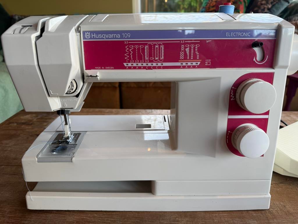 Husqvarna 109 electronic naaimachine, Ophalen of Verzenden, Zo goed als nieuw, Naaimachine, Husqvarna