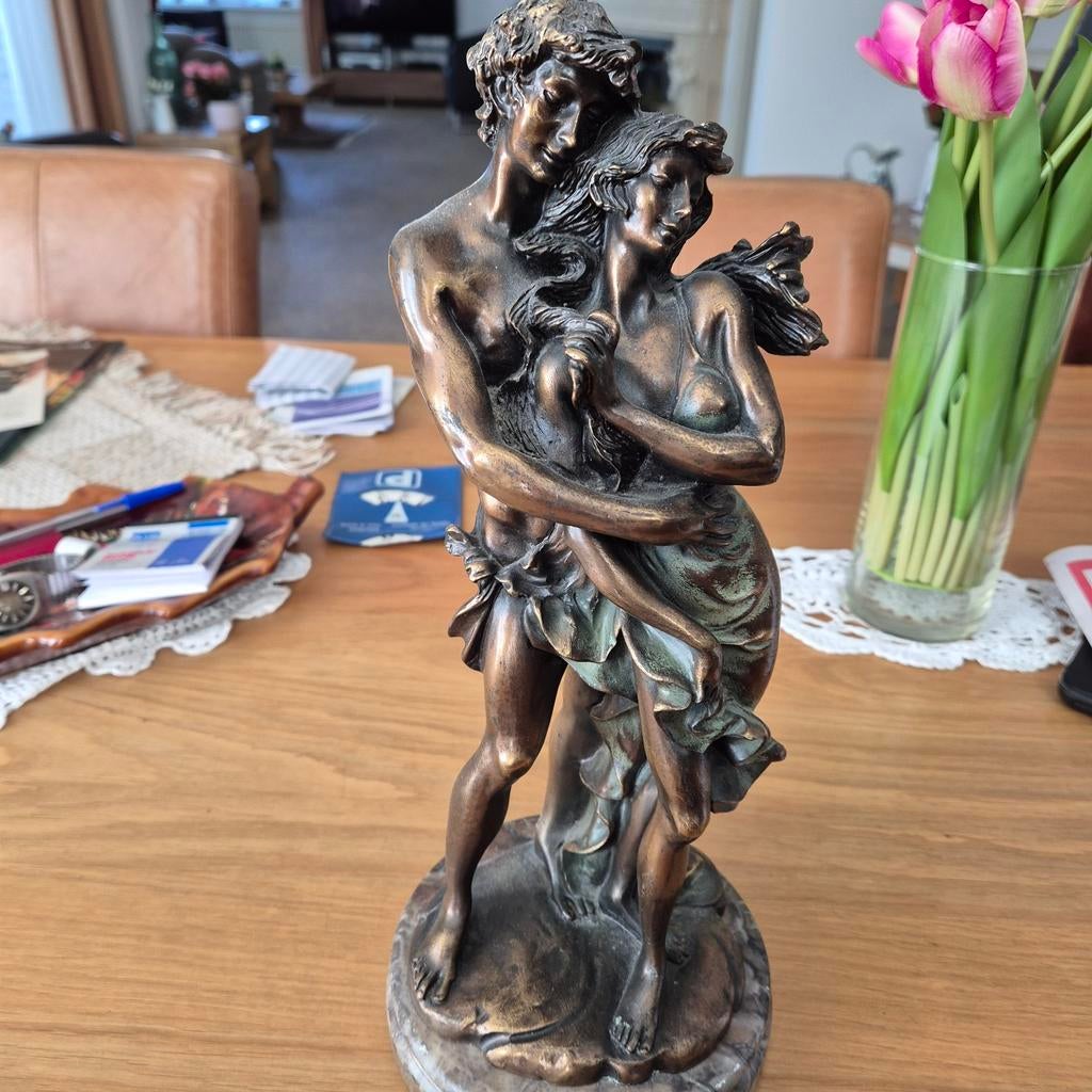 Bronzen Beeld van Omhelzend Paar op Marmeren Voet, Groep mensen, Gepatineerd, Ophalen of Verzenden, Brons