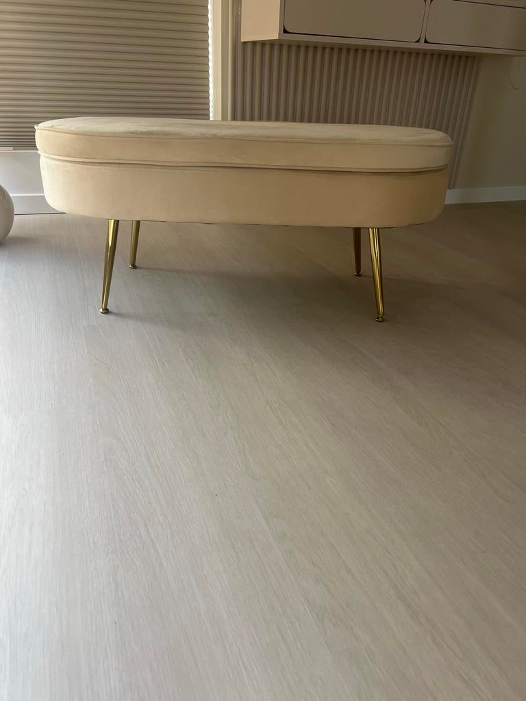 Lichtbeige poef met gouden poten, Huis en Inrichting, Gebruikt, Stof, Ovaal, 50 tot 75 cm