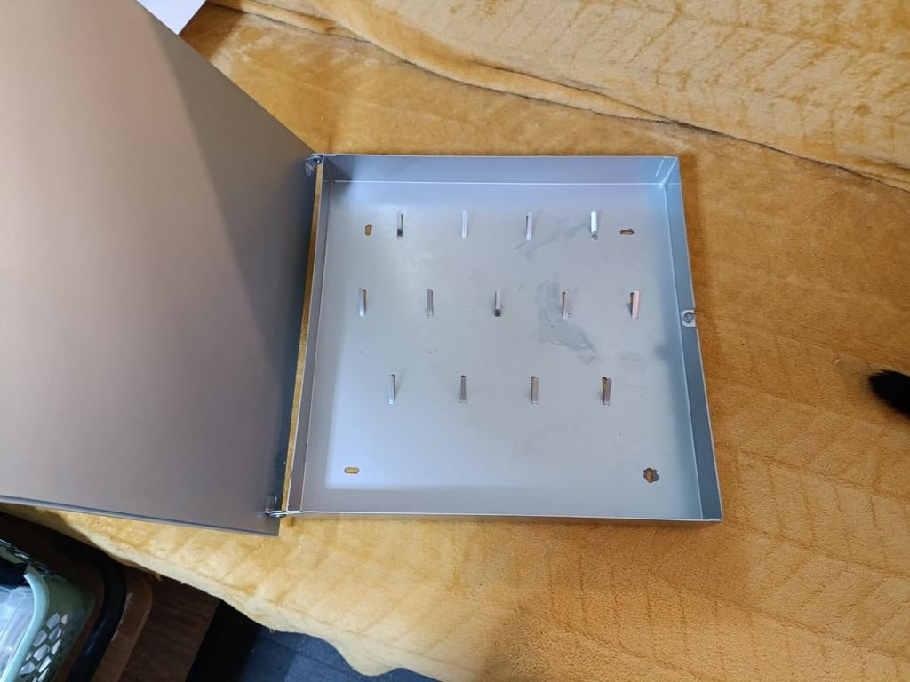 Goede stevige sleutelkast, Verzamelen, Sleutelhangers, Ophalen of Verzenden