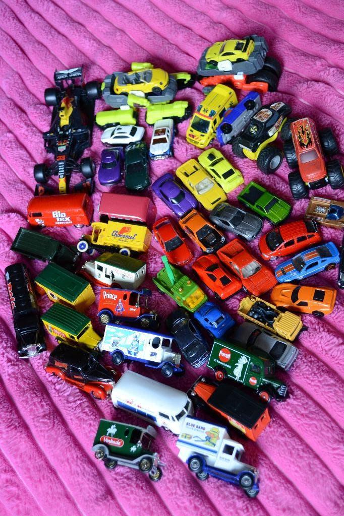 Pakket speelgoed autos vintage en modern, Kinderen en Baby's, Speelgoed | Speelgoedvoertuigen, Ophalen, Zo goed als nieuw
