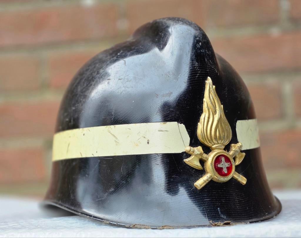 Brandweerhelm brandweer Italië model Mispa, Ophalen of Verzenden, Landmacht, Nederland, Embleem of Badge