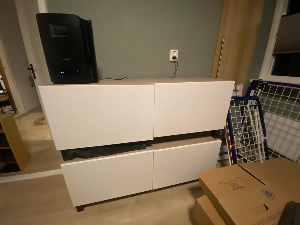 2x Ikea Besta TV meubel op poten, houtlook met witte deurtje, Huis en Inrichting, Kasten | Televisiemeubels, Ophalen, Gebruikt