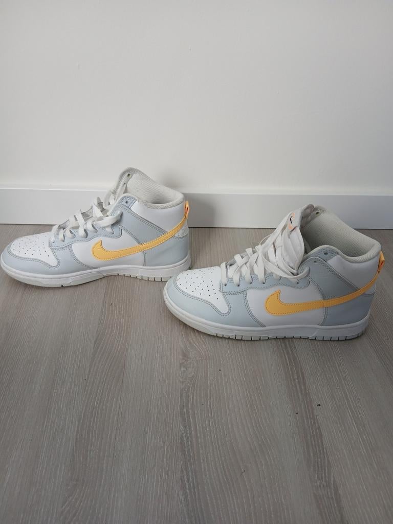 Nike Dunk High sneakers - Wit/Geel, Kleding | Dames, Schoenen, Wit, Nike, Ophalen of Verzenden, Sneakers of Gympen