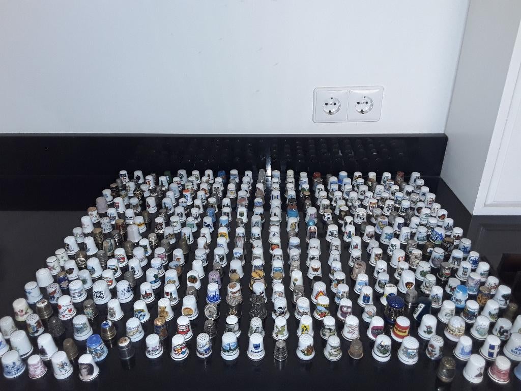 430 Vingerhoedjes incl klein kastje, Verzenden, Zo goed als nieuw, Overige materialen