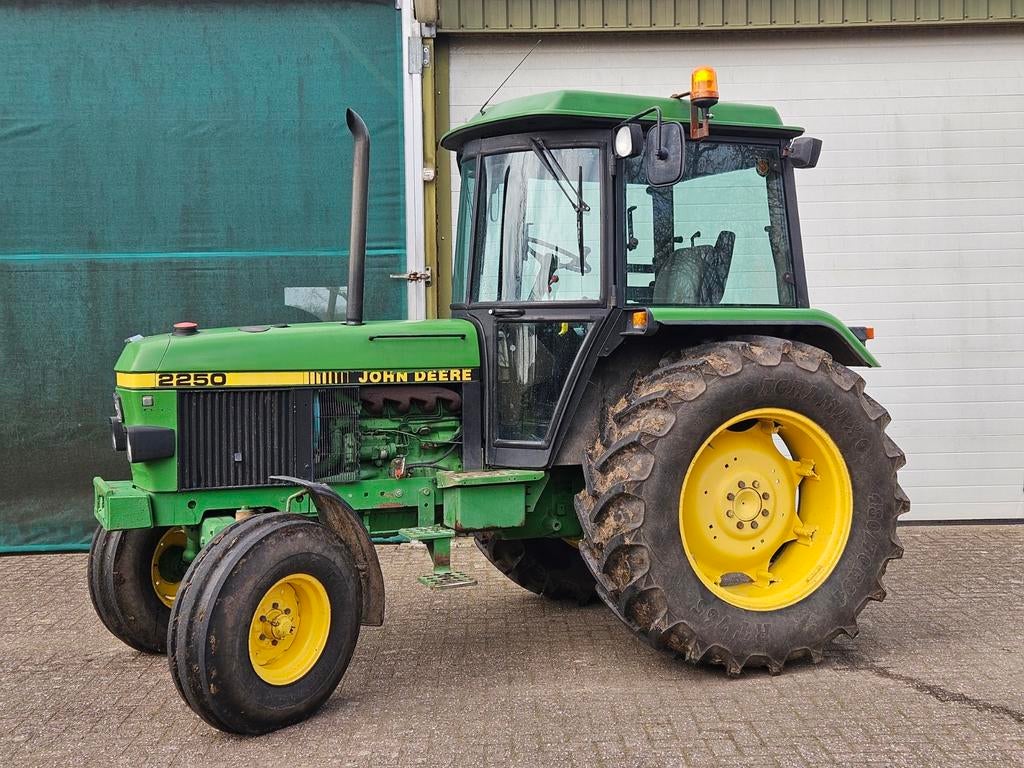 Zeer nette John Deere 2250, Ophalen, Gebruikt, Tot 80 Pk, John Deere