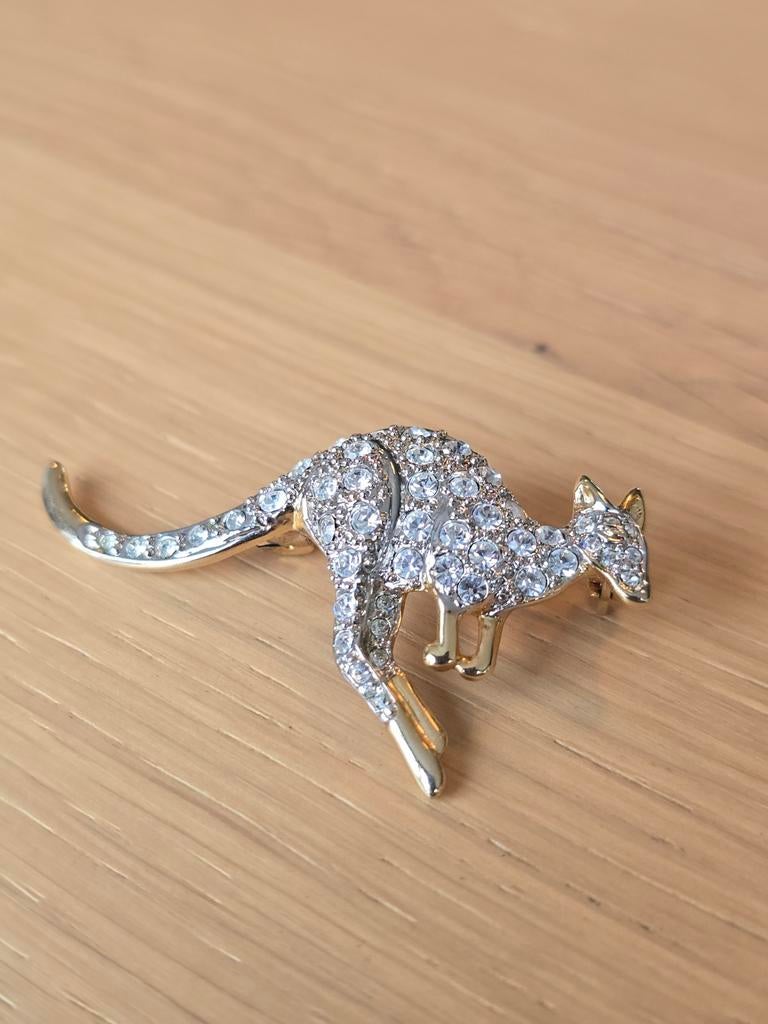 Vintage kangaroe broche afgezet met Swarovski stenen €15, Ophalen of Verzenden, Zo goed als nieuw