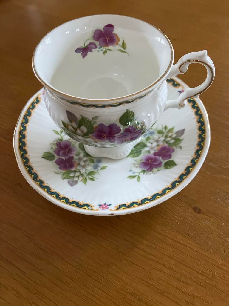 Elizabethan Cambridge Kop en Schotel - Fijn Bone China, Ophalen of Verzenden, Gebruikt, Porselein, Kop en/of schotel