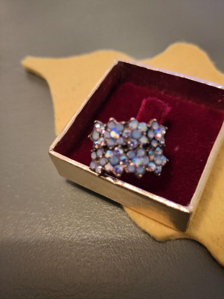 Ring, Michal Negrin, vergrijsd lavendel blauw, Overige materialen, Met strass, Nieuw, 17 tot 18