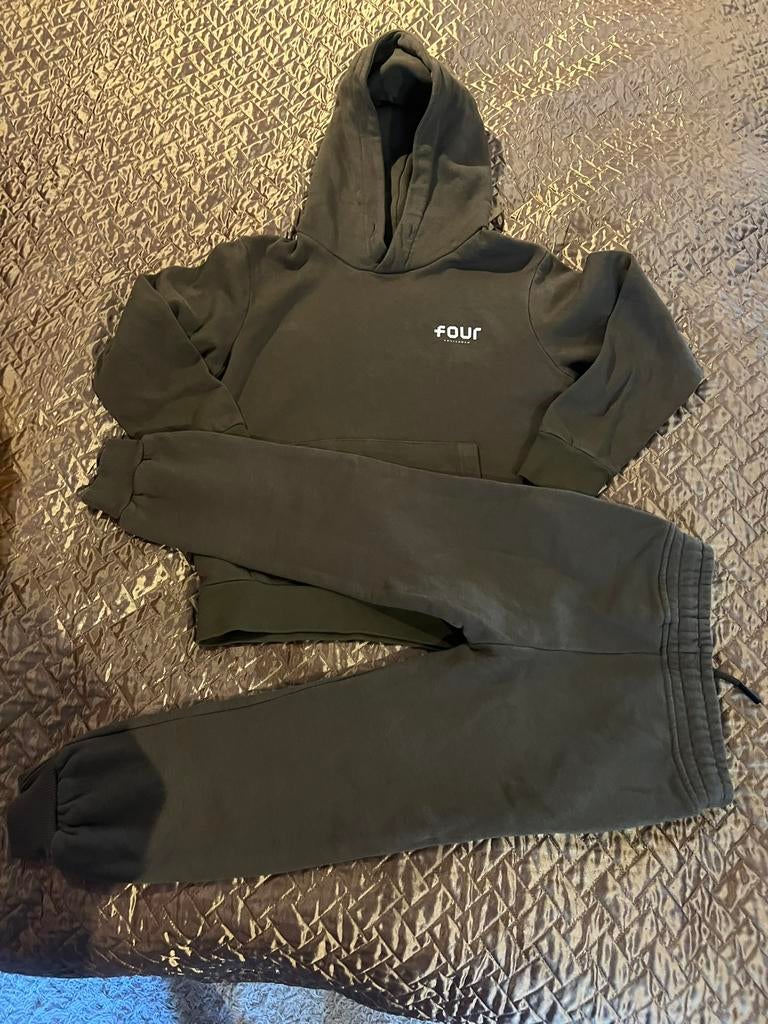 FOUR AMSTERDAM joggingpak maat 116 Origineel, Kinderen en Baby's, Kinderkleding | Maat 116, Zo goed als nieuw, Setje, Jongen, Four Amsterdam