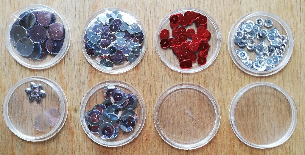 4 doosjes glitters voor op kleding, Ophalen of Verzenden, Zo goed als nieuw