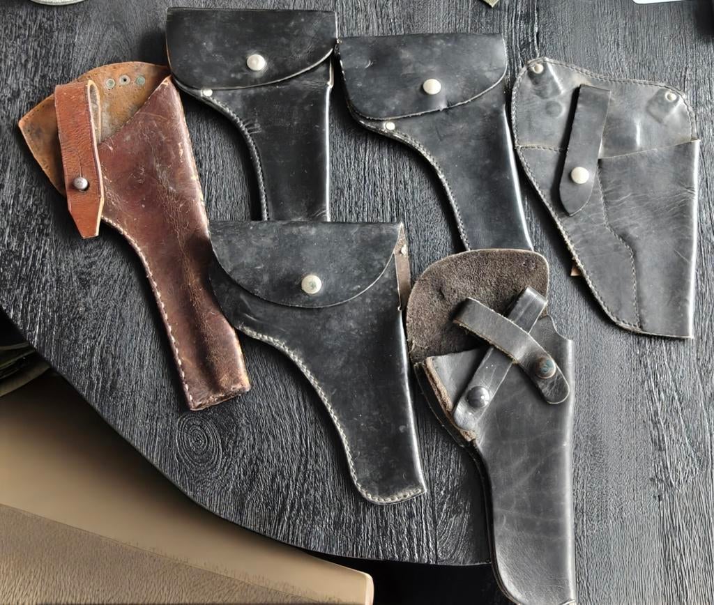 6 Holsters leer, Ophalen of Verzenden, Landmacht, Nederland, Embleem of Badge