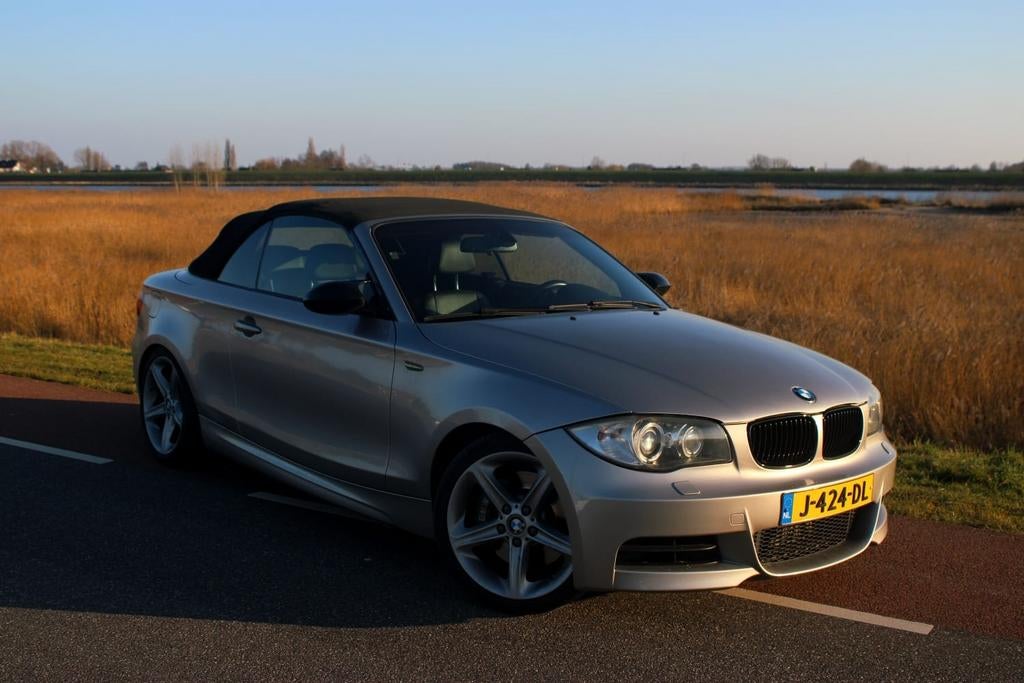 BMW 135i 2008 306pk cabrio, Auto's, Achterwielaandrijving, Zwart, Cabriolet, 4 stoelen