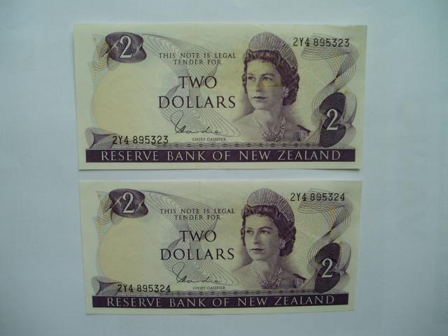 1594. New Zealand, 2 X 2 dollars (1967-1981) UNC Q E II., Postzegels en Munten, Bankbiljetten | Oceanië, Verzenden, Setje