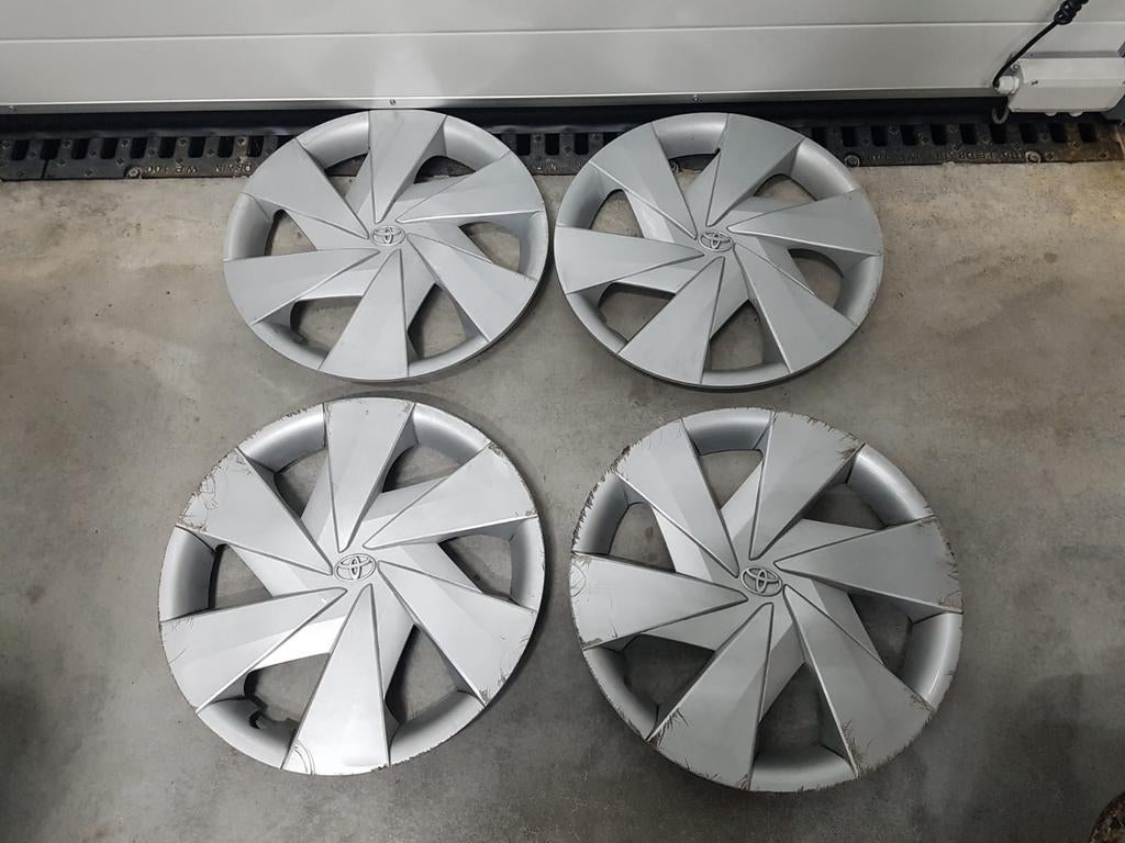 Orig. Toyota Aygo X-play wieldoppen. 15inch. 4-stuks, Ophalen of Verzenden, Gebruikt