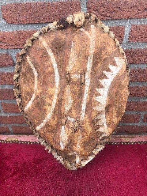 oud Masai schildje, hout en geitenleer, Ophalen of Verzenden, Overige soorten, Overige gebieden, Zwaard of Sabel
