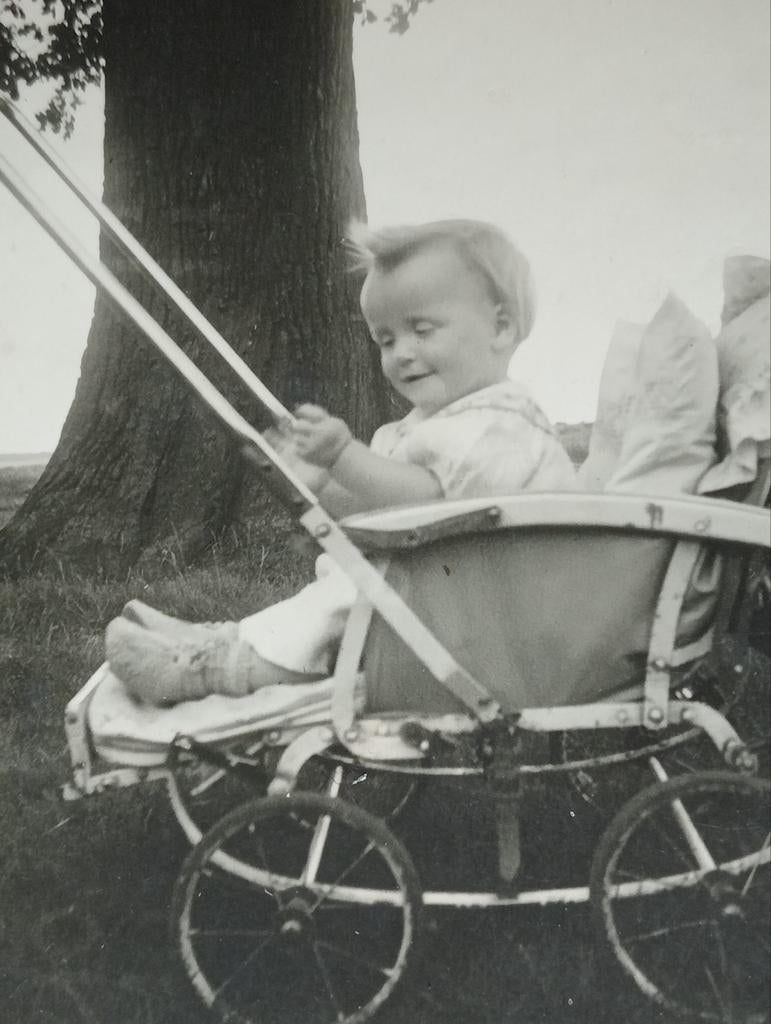 Peuter in een kinderwagen jaren 30-50, Ophalen of Verzenden, 1940 tot 1960, Gebruikt