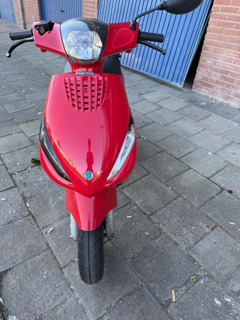 Piaggio zip uit 2005 met rode kappen set erop, Fietsen en Brommers, Scooters | Piaggio, Ophalen, Zo goed als nieuw, Benzine, Zip