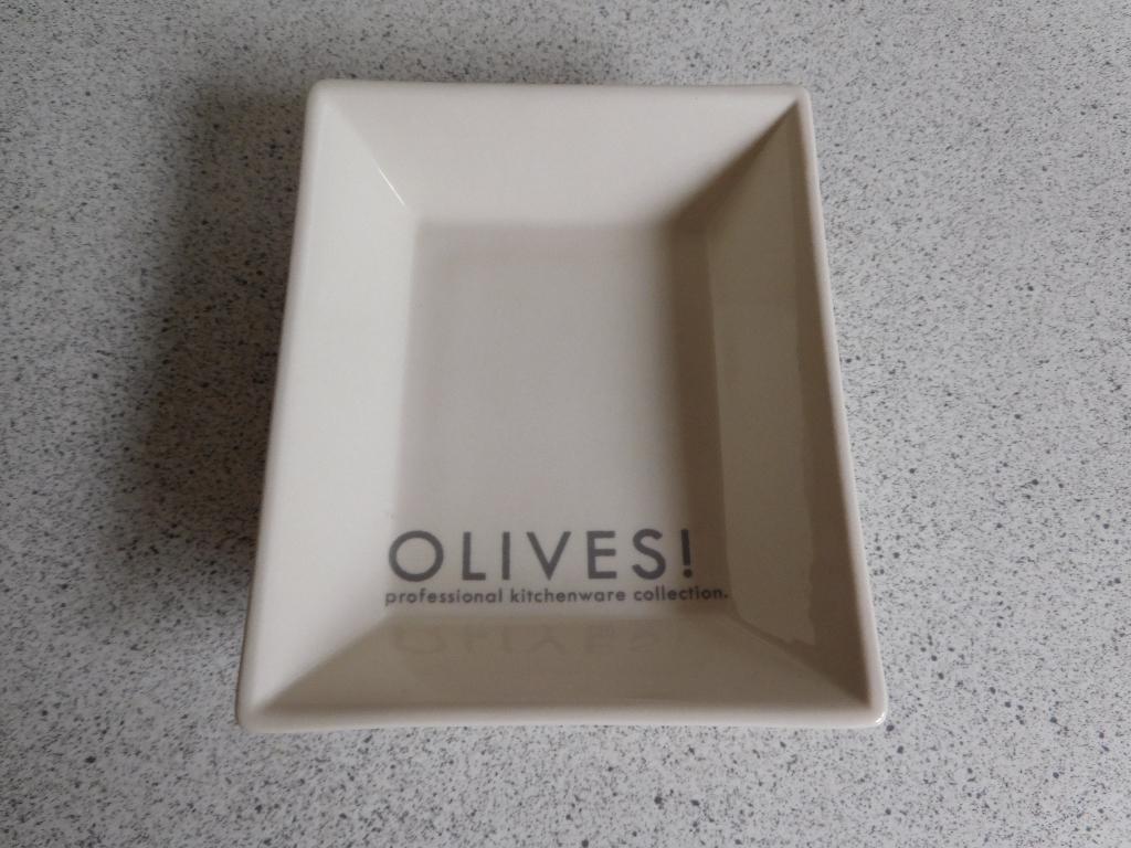 Schaal 15x13 cm. Olives! Claire Wilson, Ophalen of Verzenden, Overige stijlen, Aardewerk, Schaal of Schalen