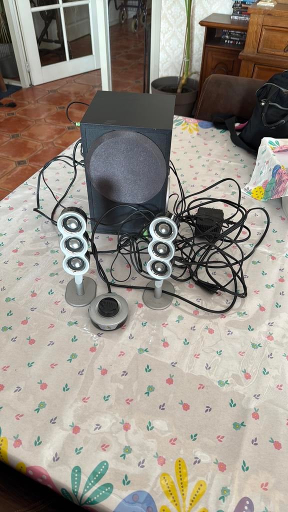 Te koop computer box mag weg 20 euro, Computers en Software, Pc speakers, Ophalen, Zo goed als nieuw