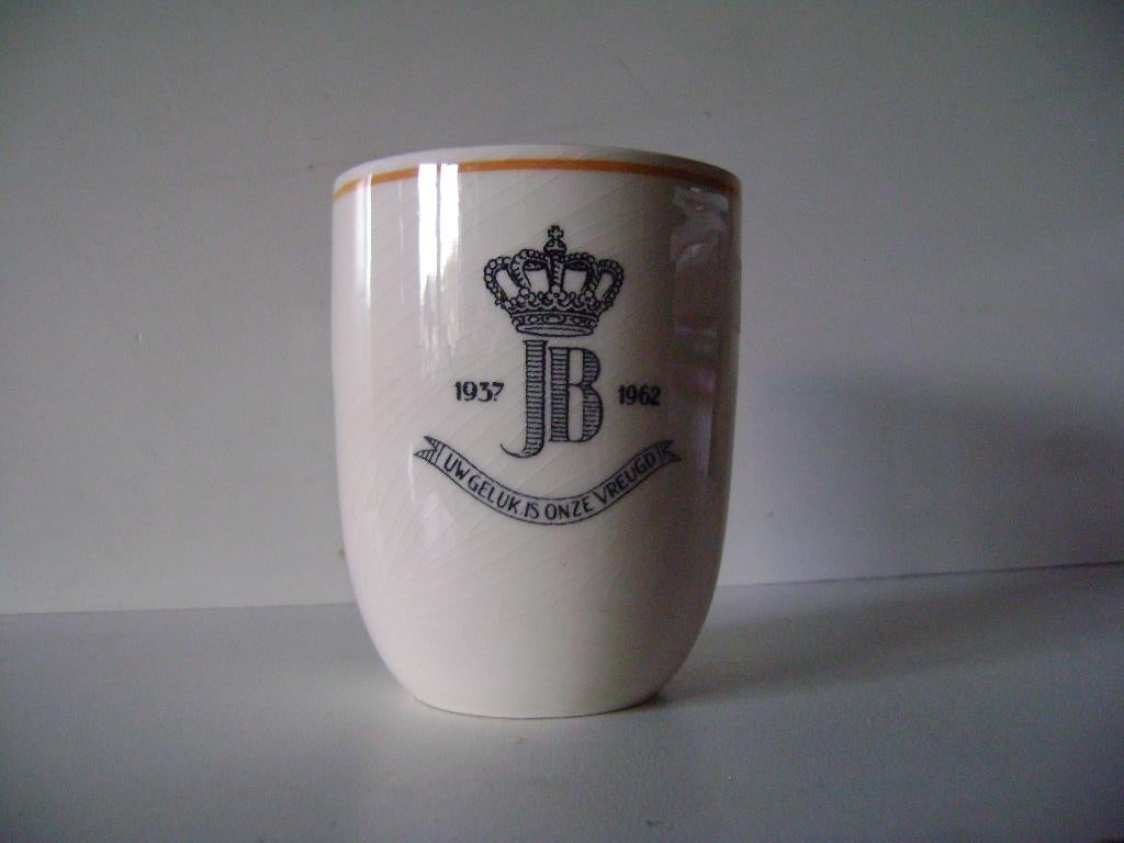 Crèmekleurige beker 25jarig huwelijk Koningin Juliana, Verzamelen, Koninklijk Huis en Royalty, Ophalen of Verzenden, Zo goed als nieuw