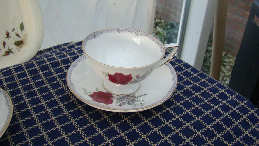 Thee kopjes ( Roos dekor, Ophalen of Verzenden, Zo goed als nieuw, Porselein, Kop en/of schotel