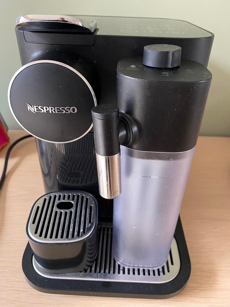 DeLonghi Gran Lattissima Nespresso Koffiemachine, Gebruikt, Koffiemachine, Ophalen of Verzenden, 1 kopje