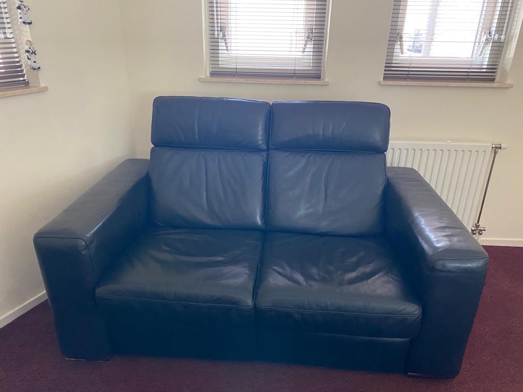 Zwart leren elektrische uitschuifbare bank, Huis en Inrichting, Banken | Bankstellen, Ophalen, Gebruikt, 150 tot 200 cm, Tweepersoons