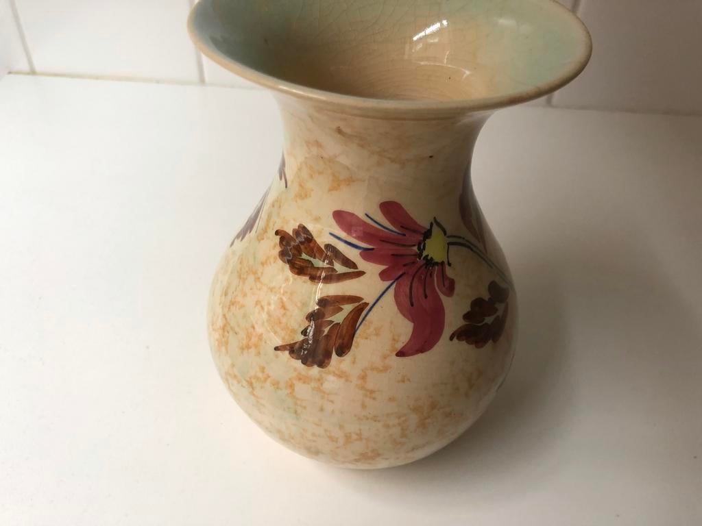 Beige Vaas met donker rode bloem, Antiek en Kunst, Ophalen of Verzenden