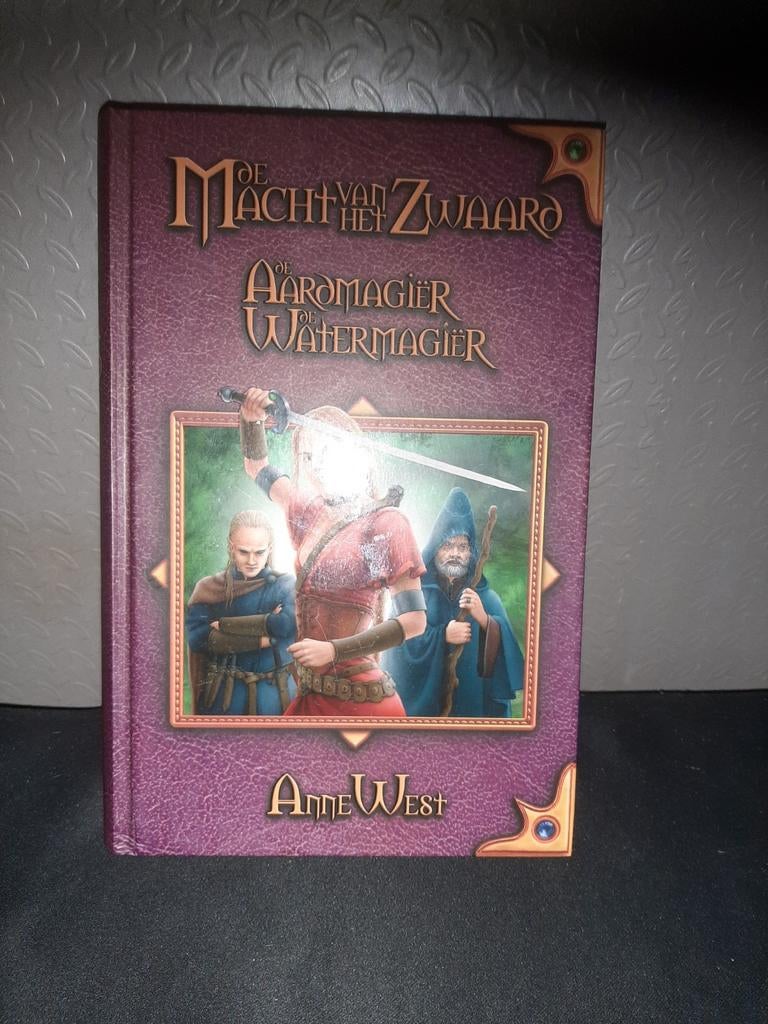 De Macht van het Zwaard - De Aardmagiër De Watermagiër, Boeken, Ophalen of Verzenden, Gelezen