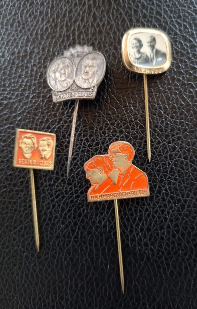 Diverse metalen speldjes, Verzamelen, Ophalen of Verzenden, Gebruikt, Figuurtje, Speldje of Pin