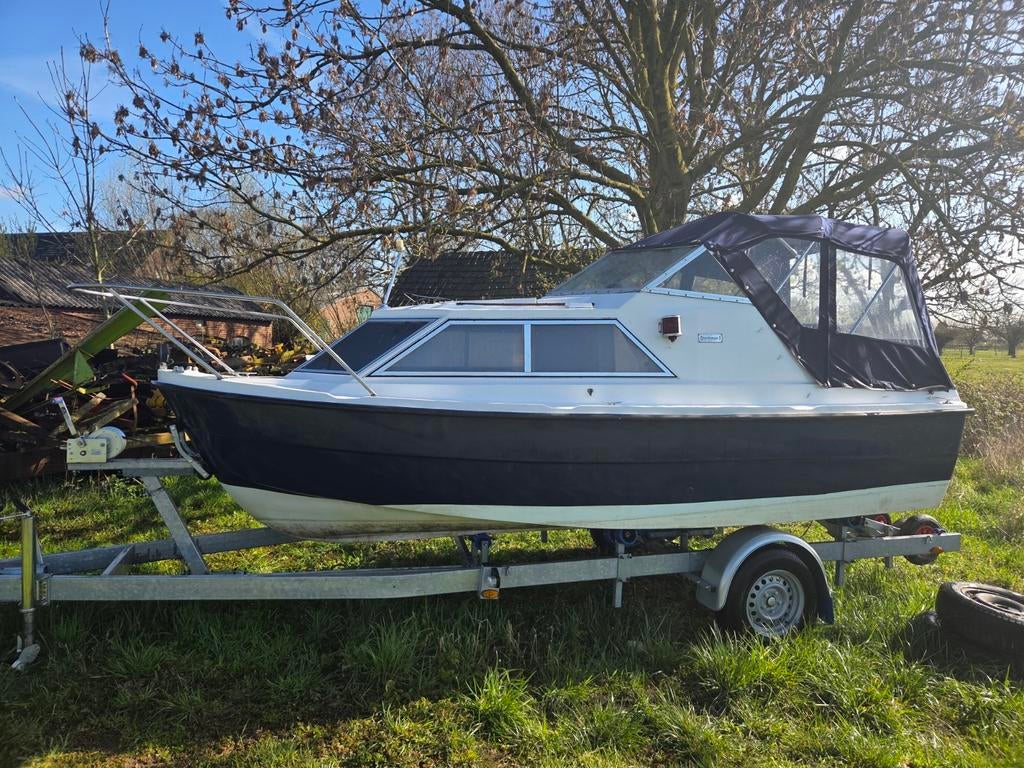 Motorboot met kajuit en buiskap inclusief trailer, Ophalen, Gebruikt, Tot 6 meter, Polyester