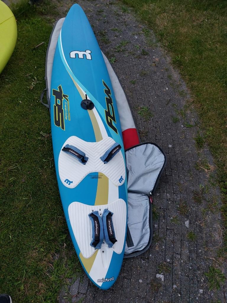 Mistral windsurfplank 2.70m 105l mt skeg, mastvoet, draagtas, Ophalen, 250 tot 300 cm, Gebruikt, Met draagtas