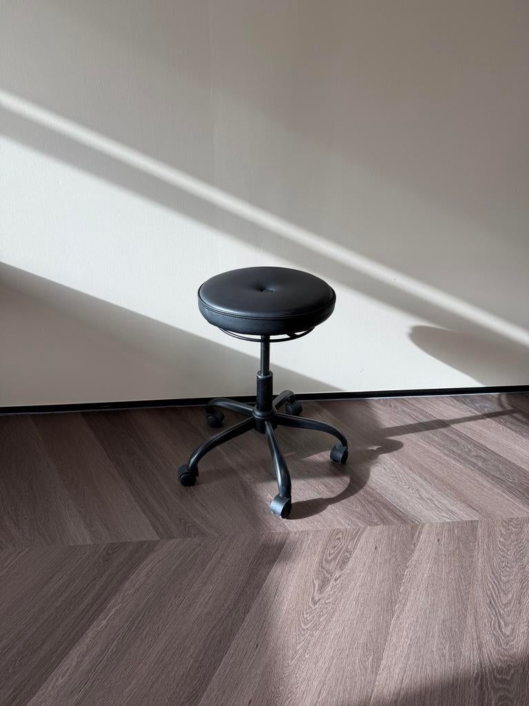 2x Ikea Blykobb zwarte kruk met leder zitgedeelte, Ophalen, In hoogte verstelbaar, Zo goed als nieuw, Overige materialen