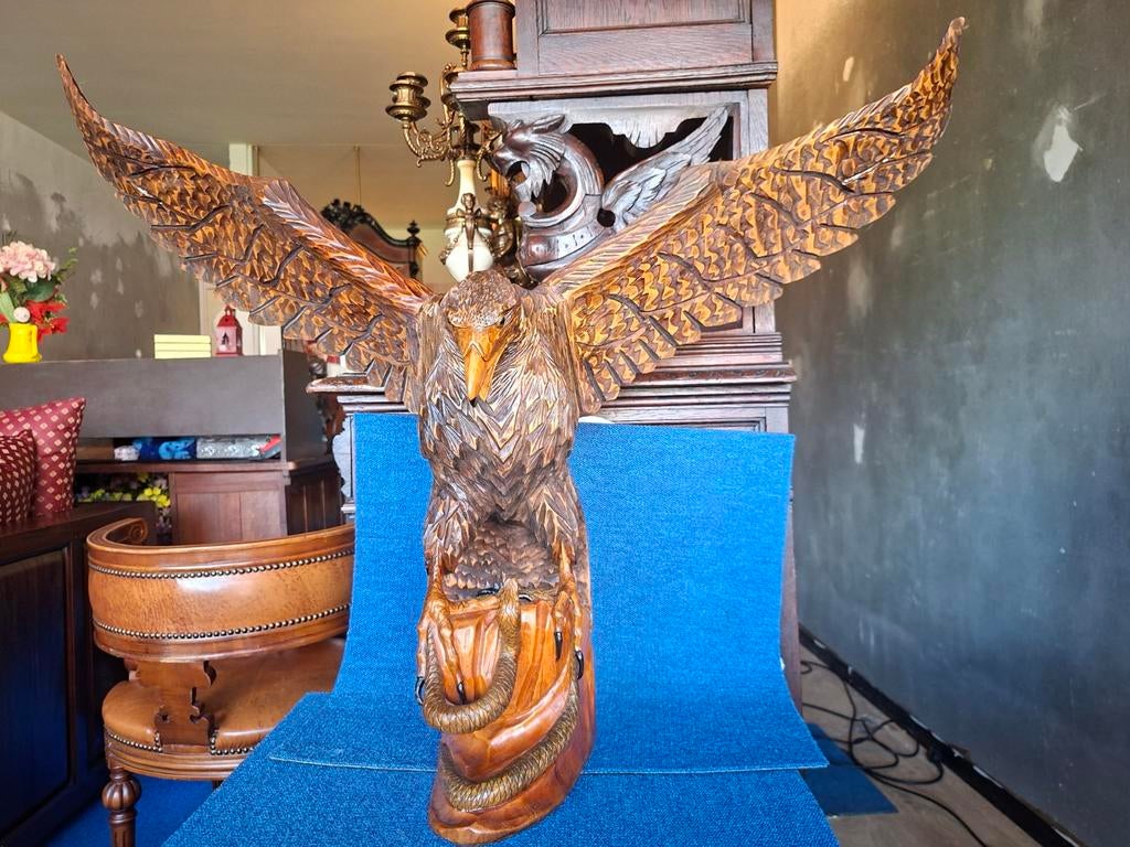 Houten beeld van een adelaar met slang, Ophalen