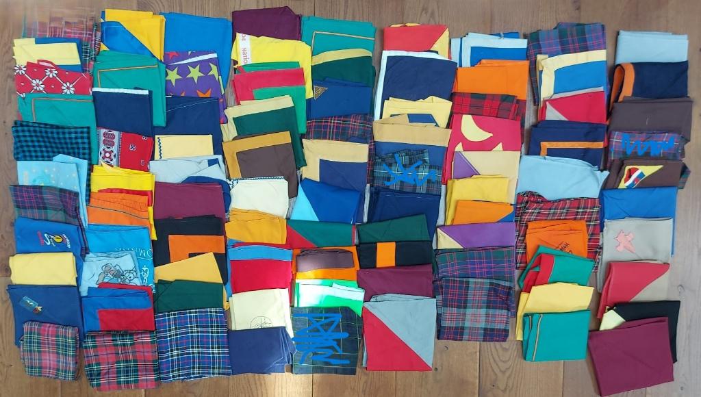 scouting verzameling met ca. 90 voornamelijk groepsdassen, Verzamelen, Scouting, Ophalen of Verzenden, Gebruikt, Pet, Hoed of Sjaal