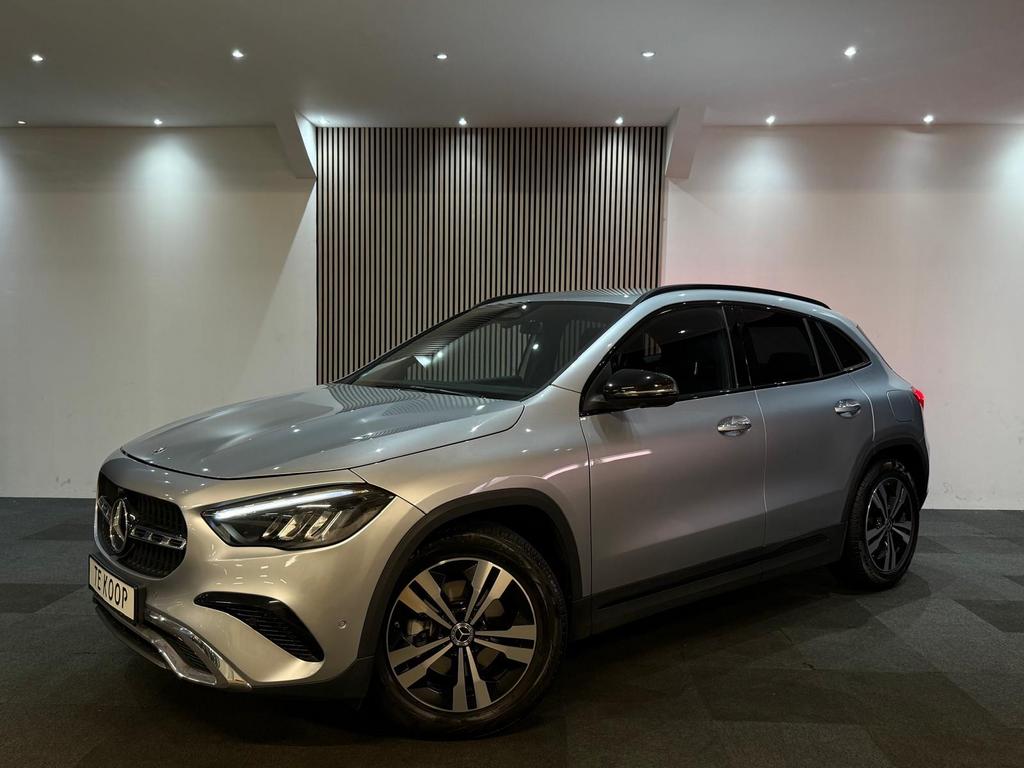 Mercedes-Benz GLA 200 BJ 2024 Luxury Line 360Cam Memory Keyy, 15 km/l, 1800 kg, Zwart, 4 cilinders