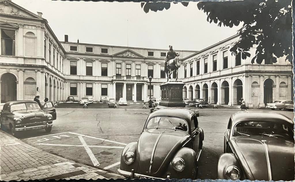 Ansichtkaart met oude auto’s 2 x VW Kever en Ford, Ophalen of Verzenden, 1940 tot 1960, Ongelopen, Voertuig