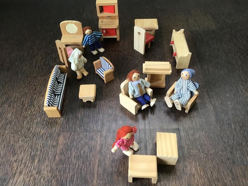 Houten poppenhuis mebels + 5 houten poppetjes vintage/retro, Verzamelen, Ophalen of Verzenden, Zo goed als nieuw, Poppenhuis
