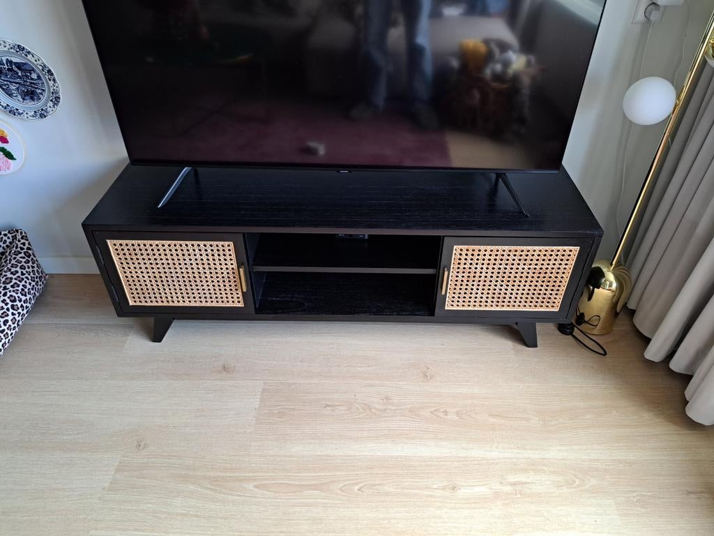Zwart TV meubel met rotan deurtjes, Ophalen, 100 tot 150 cm, Zo goed als nieuw, Minder dan 100 cm