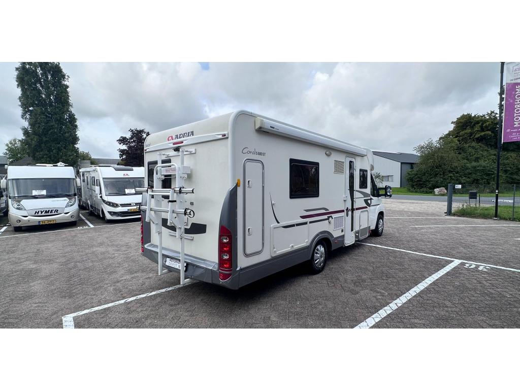 Adria Coral S 680 ST Biketrans fietsenlift E&P, Caravans en Kamperen, 7 tot 8 meter, Bedrijf, Adria, Koelkast