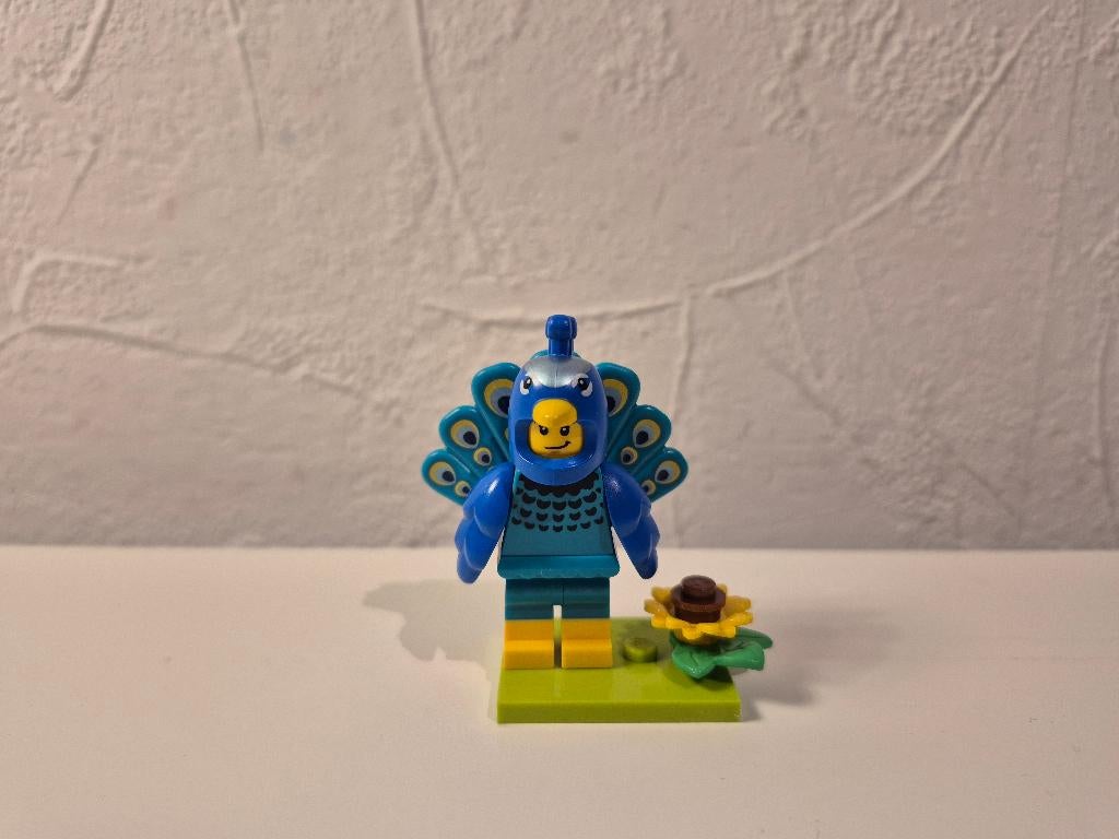 Lego Collectible Minifigure Series 28 Peacock Costume Fan, Ophalen of Verzenden, Zo goed als nieuw, Complete set, Lego