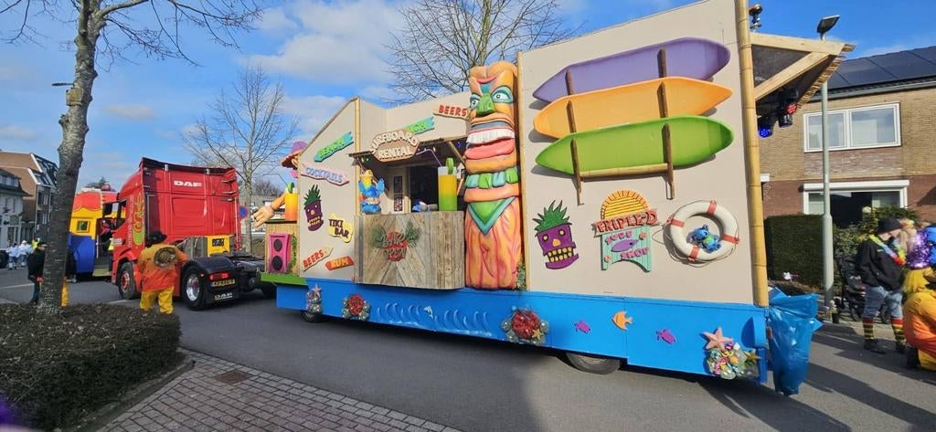 Carnavalswagen opbouw / onderdelen tropisch thema, Ophalen