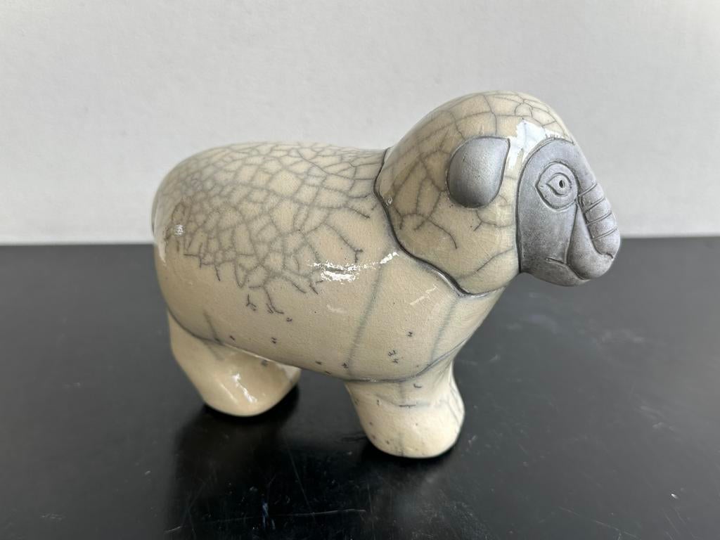 Afrikaans Raku aardewerk Schaap beeld 15/12 cm, Verzamelen, Beelden en Beeldjes, Ophalen of Verzenden, Zo goed als nieuw, Dier