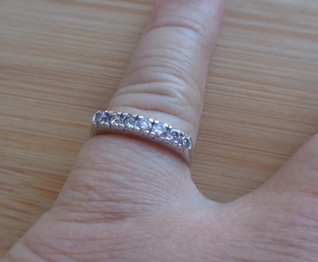 zilveren ring met rij heldere steentjes [996], Verzenden, Dame, Zilver, Zilver