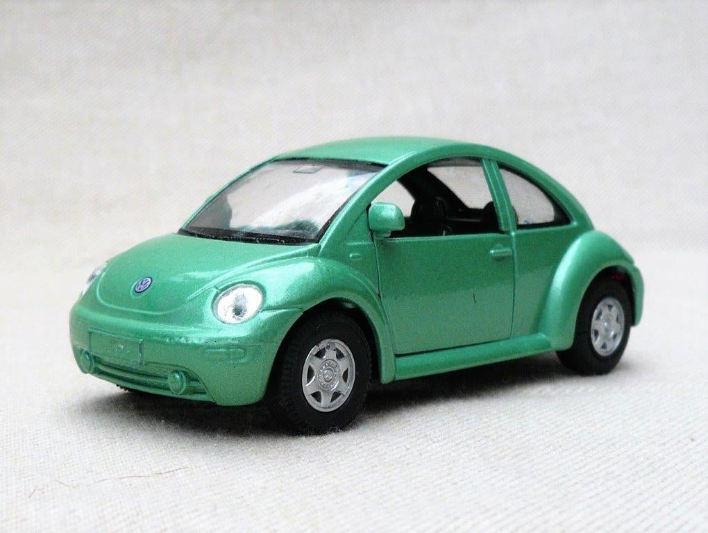VW Volkswagen New Beetle 9748, schaal 1/38. Welly China., Hobby en Vrije tijd, Modelauto's | 1:43, Ophalen of Verzenden, Nieuw