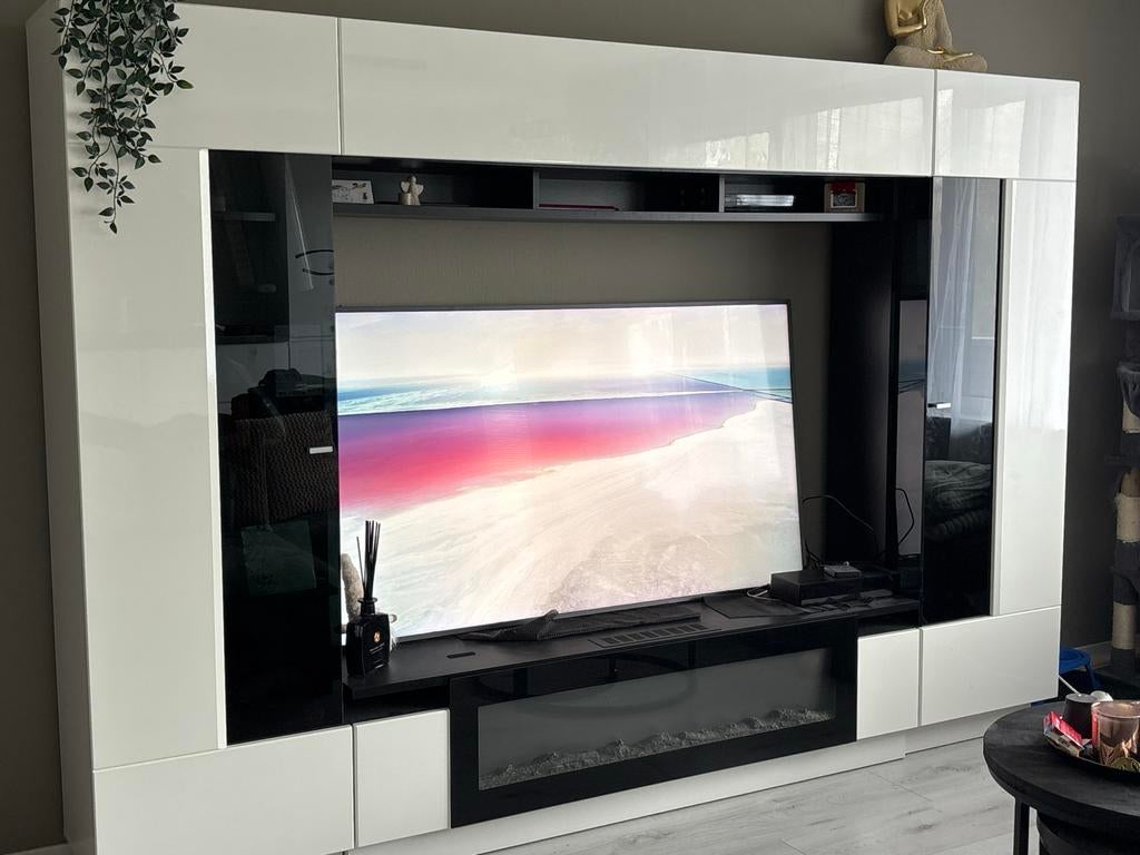 Moderne witte tv-kast met glazen deuren en sfeerhaard, Kunststof, Ophalen of Verzenden, Zo goed als nieuw, 200 cm of meer