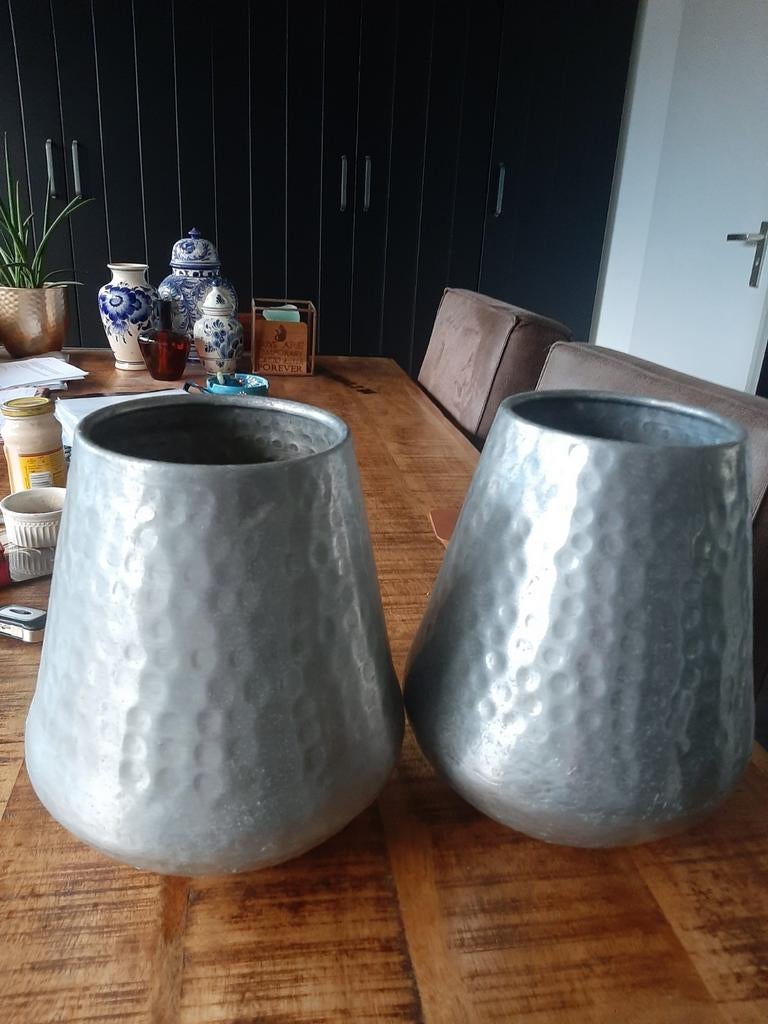 2 mooie bloempotten samen 7,50, Ophalen, Rond, Binnen, Zo goed als nieuw